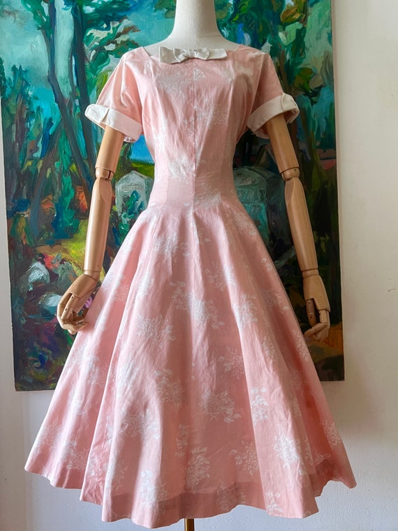 1950s  Pink and White Floral Print Fit and Flare … - image 5