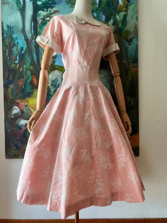 1950s  Pink and White Floral Print Fit and Flare … - image 3