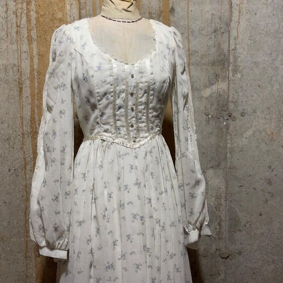1970s White With Blue and Purple Calico Floral Pri