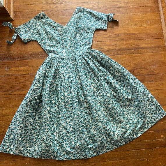 1950s  blue floral half sleeve fit and flare dress - image 7