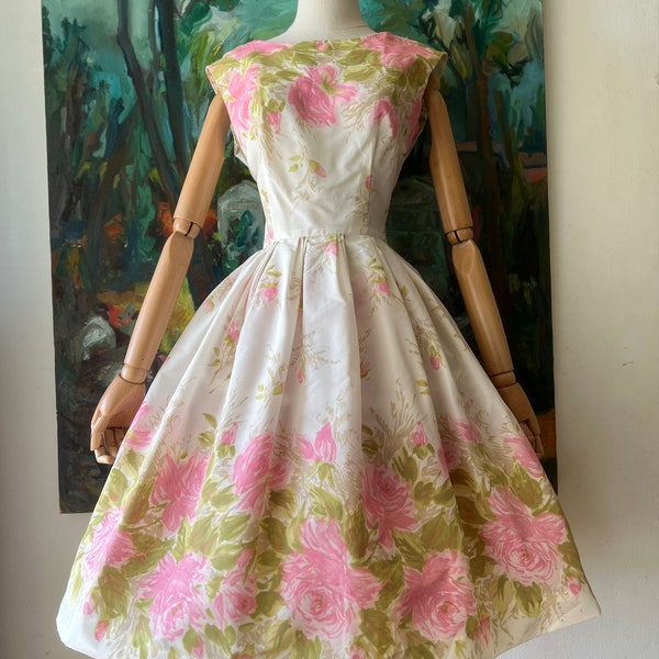 1950er Anfang 1960er Fit und Rosa Rosen Print Fit and Flare Kleid