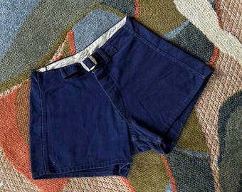 Pantalones cortos azul marino abotonados de la década de 1940