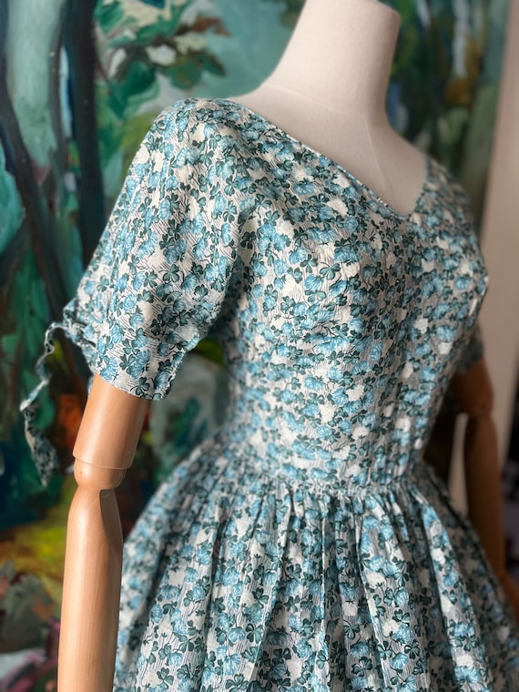 1950s  blue floral half sleeve fit and flare dress - image 5