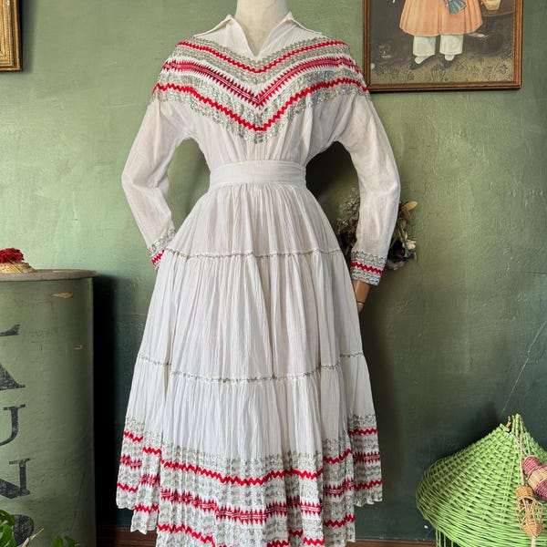 1950s  White & Silver Circle Skirt Patio Set