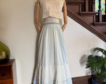 falda azul escalonada de principios del siglo XX