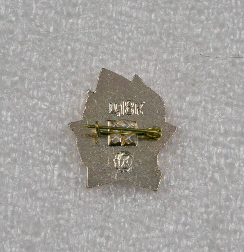 Pin-back Soviet pin badge Komsomol Pioneer badge
