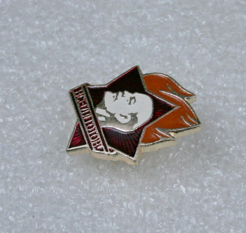 Pin-back Soviet pin badge Komsomol Pioneer badge