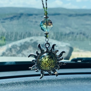 HERMOSA GEMA SOL (Sol Plateado con Oliva y Cristal) Accesorios para Auto Espejo Retrovisor Charm para Auto