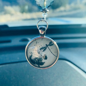Dije de coche con forma de LIBÉLULA con diente de león (brilla en la oscuridad), accesorio para el espejo retrovisor, bonita decoración para el coche, regalo para coche nuevo, accesorio para el coche.