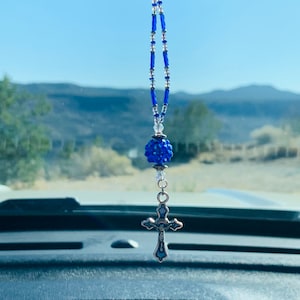 Kleines KRUCIFIX KREUZ (Blau-Kristall) Autozubehör Rückspiegel Auto Anhänger
