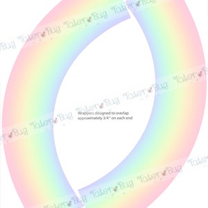 Op de afbeelding: Twee pastelkleurige regenboog cupcake-verpakkingen die zijn ontworpen om elkaar ongeveer 3/4 inch aan elke kant te overlappen. De verpakkingen zijn 14 graden gedraaid. De tekst "Verpakkingen die zijn ontworpen om elkaar ongeveer 3/4 inch aan elke kant te overlappen" staat op de verpakkingen gedrukt.