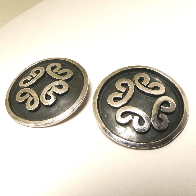 Brenda Schoenfeld 1994 Signed Mexican Sterling Silver Sterling Earrings Small Round Swirl Design with Black Enamel Clip-ons Vintage