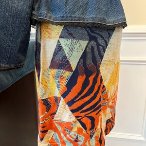 Puede incluir: Una falda colorida con un dise&ntilde;o geom&eacute;trico y de estampado animal. La falda est&aacute; hecha de una tela suave y el&aacute;stica y tiene un ajuste holgado. La falda es una gran opci&oacute;n para el uso casual.