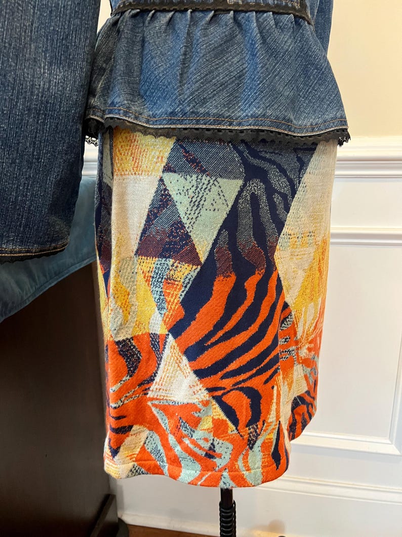Puede incluir: Una falda colorida con un dise&ntilde;o geom&eacute;trico y de estampado animal. La falda est&aacute; hecha de una tela suave y el&aacute;stica y tiene un ajuste holgado. La falda es una gran opci&oacute;n para el uso casual.