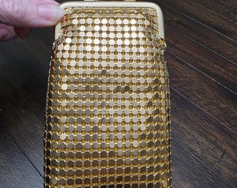 Estuche metálico de malla dorada vintage para monedas, teléfono, maquillaje y gafas.