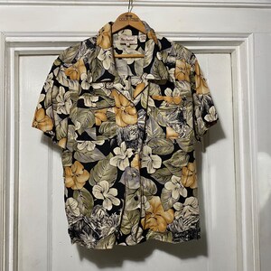 Blusa de botones en color neutro con estampado floral vintage