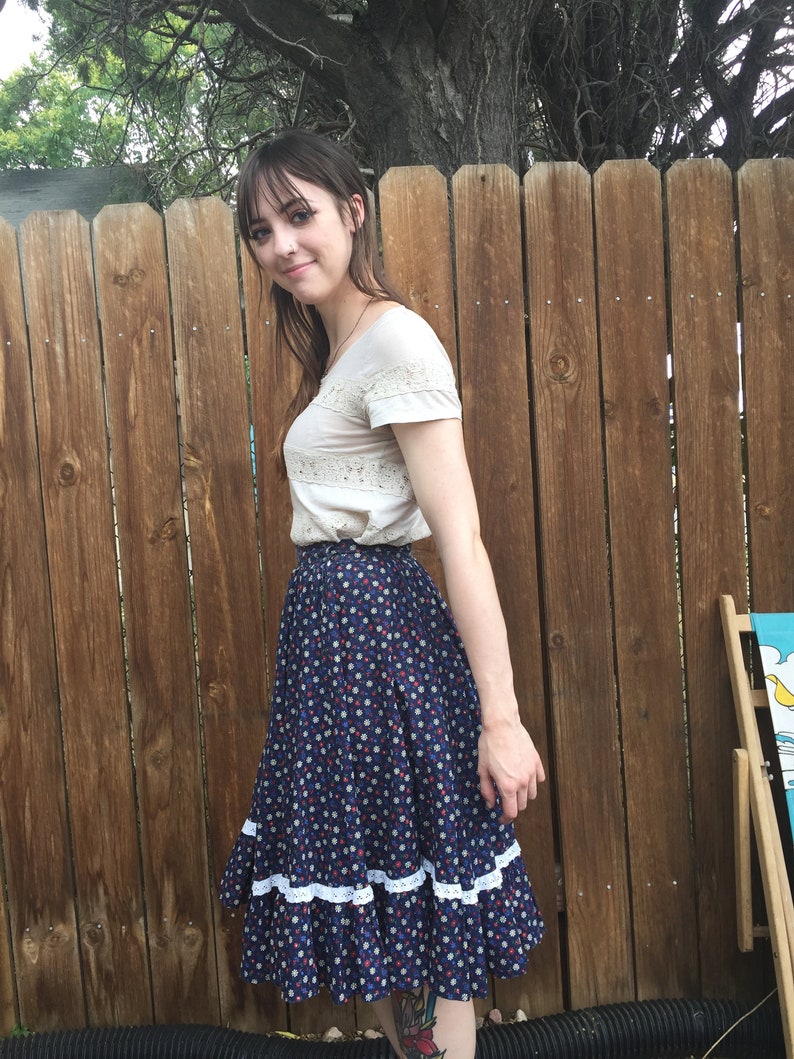 Vintage Adorable Handmade Floral Skirt With Daisy Print and Lace Detail XS
