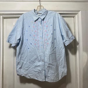 blouse boutonnée à broderies florales pastel vintage