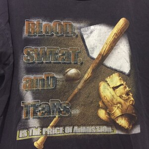 K&ouml;nnte beinhalten: Schwarzes T-Shirt mit einem grafischen Druck eines Baseballschl&auml;gers, eines Baseballhandschuhs und eines Baseballs. Der Text "Blood, Sweat, and Tears is the price of admission" ist auf dem T-Shirt aufgedruckt.