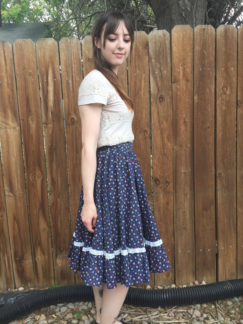 Vintage Adorable Handmade Floral Skirt With Daisy Print and Lace Detail XS