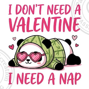 Może przedstawiać: Kreskówka panda w okularach przeciwsłonecznych w kształcie serca i zielonym stroju z wzorem bambusa. Tekst brzmi "I don't need a Valentine, I need a nap". Różowe serca są rozrzucone wokół pandy. Uroczy i humorystyczny design.