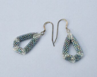 Ohrringe: Silberfarbene blau weiße geometrische Ohrringe