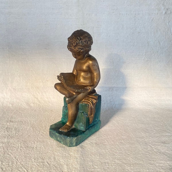 Figurine en plâtre peint vintage or et vert naïf sculpture ornement chérubin enfant lisant un livre décoration d'intérieur