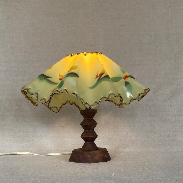 Petit pied de lampe vintage des années 40 en bois tourné avec abat-jour en plastique à volants Lampe de table lumineuse vintage