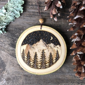 Mitternachts Berg Szene mit Tannenbäumen und Sternenhimmel Holzscheibe Ornament. Handgefertigt von Forage Workshop VORBESTELLUNG