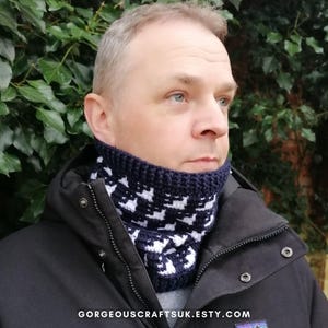 Overlay Mosaic Crochet Cowl Pattern: Arrowhead Neck Warmer Easy Colourwork Design (PDF Download)