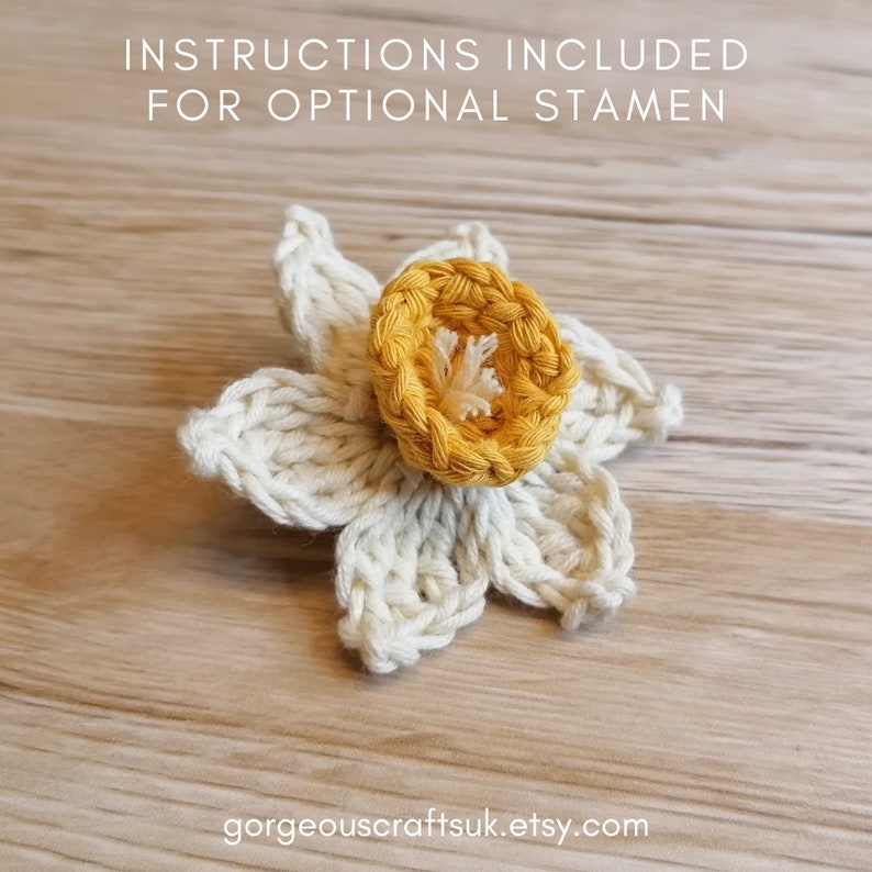 Puede incluir: Una flor de narciso de ganchillo con un centro amarillo y p&eacute;talos blancos. Se incluyen instrucciones para un estambre opcional.