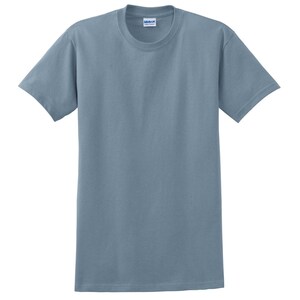 K&ouml;nnte beinhalten: Ein einfarbiges, hellblaues T-Shirt mit Rundhalsausschnitt und kurzen &Auml;rmeln. Das T-Shirt hat ein Etikett am inneren Kragen. Der Stoff scheint eine weiche Baumwollmischung zu sein. Dieses Basic-T-Shirt ist f&uuml;r den Alltag geeignet.