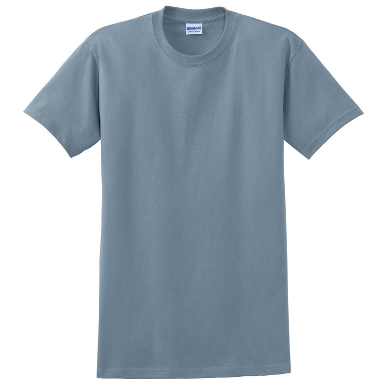 K&ouml;nnte beinhalten: Ein einfarbiges, hellblaues T-Shirt mit Rundhalsausschnitt und kurzen &Auml;rmeln. Das T-Shirt hat ein Etikett am inneren Kragen. Der Stoff scheint eine weiche Baumwollmischung zu sein. Dieses Basic-T-Shirt ist f&uuml;r den Alltag geeignet.