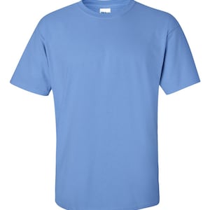 K&ouml;nnte beinhalten: Ein einfarbiges hellblaues T-Shirt mit kurzen &Auml;rmeln und Rundhalsausschnitt. Das T-Shirt besteht aus einem weichen, bequemen Material. Das Gildan-Markenetikett ist am Ausschnitt sichtbar. Dieses Basic-T-Shirt eignet sich f&uuml;r den t&auml;glichen Gebrauch.