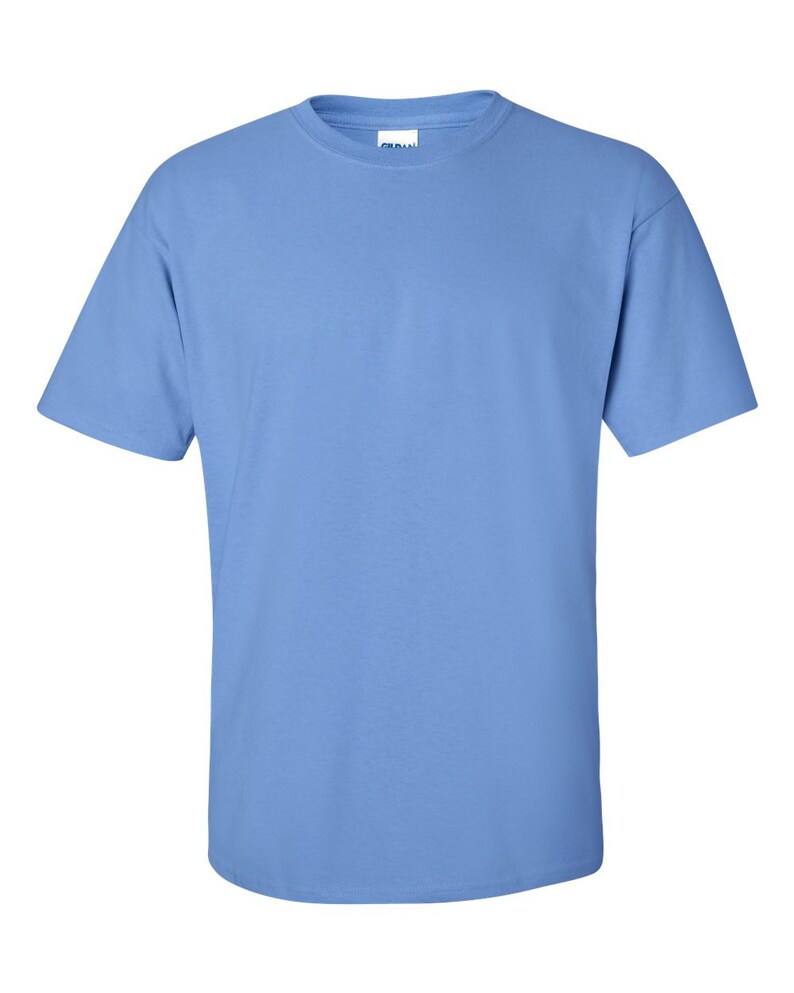 K&ouml;nnte beinhalten: Ein einfarbiges hellblaues T-Shirt mit kurzen &Auml;rmeln und Rundhalsausschnitt. Das T-Shirt besteht aus einem weichen, bequemen Material. Das Gildan-Markenetikett ist am Ausschnitt sichtbar. Dieses Basic-T-Shirt eignet sich f&uuml;r den t&auml;glichen Gebrauch.