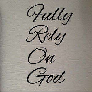 Puede incluir: Un fondo gris claro con las palabras "Fully Rely On God" escritas en una elegante escritura negra. El texto está alineado verticalmente, con cada palabra en una línea separada.