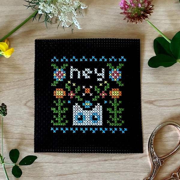 Schema punto croce gatto bianco con fiori - schema punto croce per principianti - mini punto croce