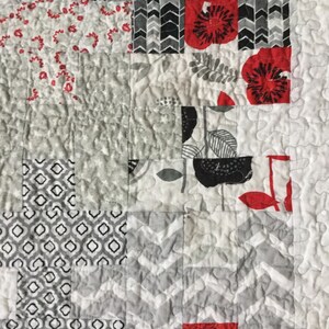Modern Patchwork Puzzle Quilt: Red, Gray, & Black Lap Quilt bild 2