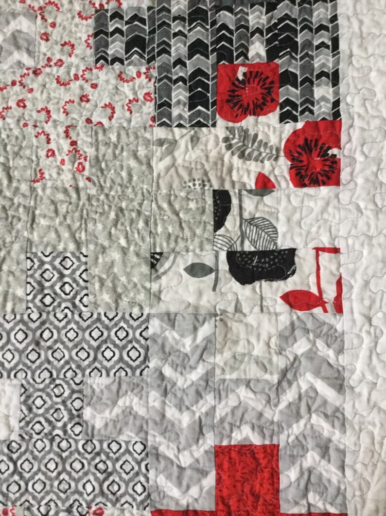 Modern Patchwork Puzzle Quilt: Red, Gray, & Black Lap Quilt bild 2