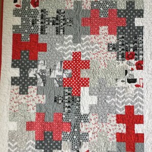 Modern Patchwork Puzzle Quilt: Red, Gray, & Black Lap Quilt bild 4