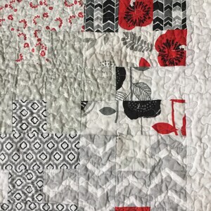 Modern Patchwork Puzzle Quilt: Red, Gray, & Black Lap Quilt bild 3