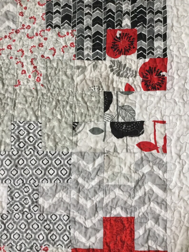 Modern Patchwork Puzzle Quilt: Red, Gray, & Black Lap Quilt bild 3