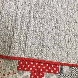Modern Patchwork Puzzle Quilt: Red, Gray, & Black Lap Quilt bild 5