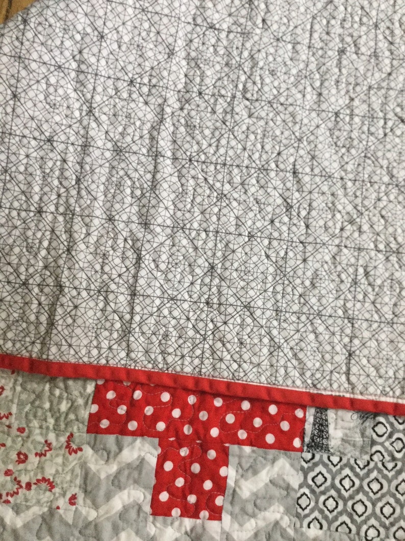 Modern Patchwork Puzzle Quilt: Red, Gray, & Black Lap Quilt bild 5