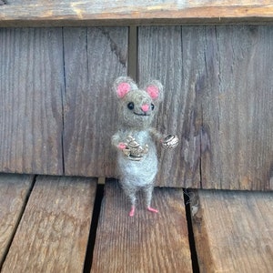 Felt mouse brooch accessory Mouse drinking tea Comical accessory Tea lovers gift, Funny Jewelry Tea time Gift for grandma, animal brooch