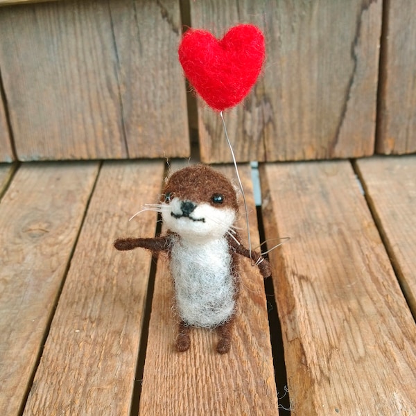 Valentines day gift Otter with red heart balloon woolen figurine, needle felted otter, otter lovers gift, love gift, cute otter doll house