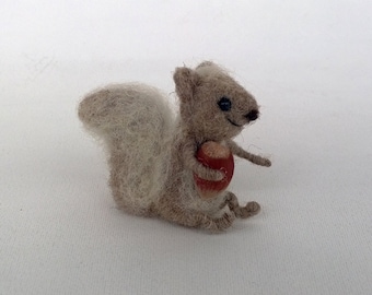 Chipmunk toy Squirrel miniature hazelnut Tiny cute animal Art doll Waldorf doll Animal figurine Dollhouse mini Woodland Needle felt squirrel