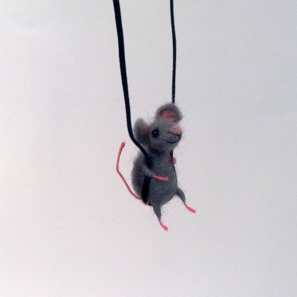 Collier souris aiguille feutrée souris accessoire Figurine animale unique en laine Bijoux Woodland Sculpture miniature en fibre faite à la main Balançoire de souris