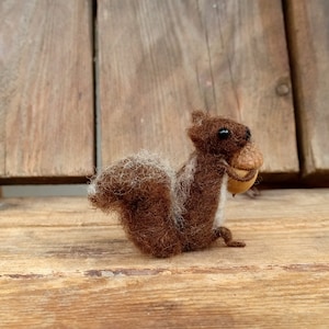 Squirrel miniature doll Felt Squirrel with acorn Tiny animal Waldorf doll Art figure Dollhouse mini chipmunk Woodland Needle felt squirrel