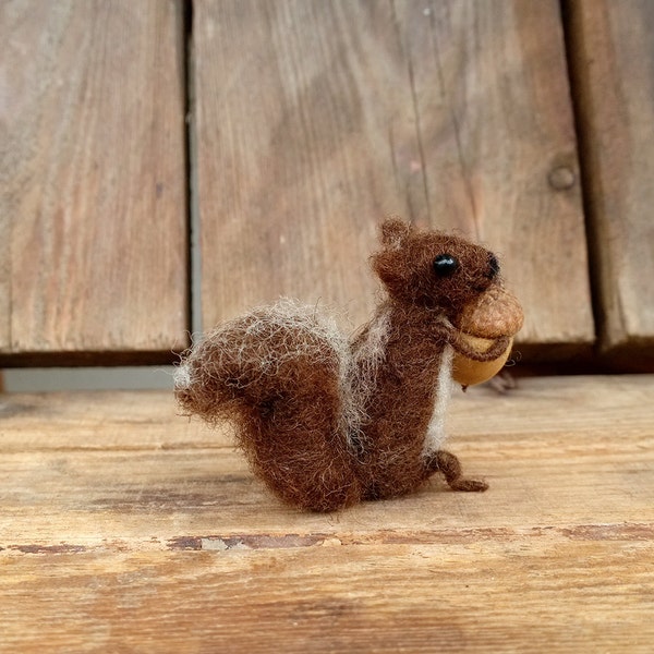 Squirrel miniature doll Felt Squirrel with acorn Tiny animal Waldorf doll Art figure Dollhouse mini chipmunk Woodland Needle felt squirrel